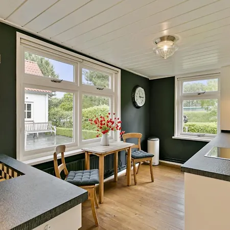 Dijkstelweg: Beachside Retreat With Spacious Garden *