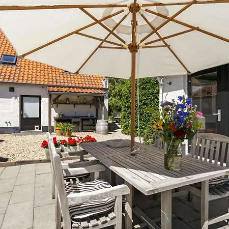 Dijkstelweg: Beachside Retreat With Spacious Garden * Ouddorp