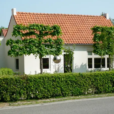 Holiday home Dijkstelweg: Beachside Retreat With Spacious Garden *