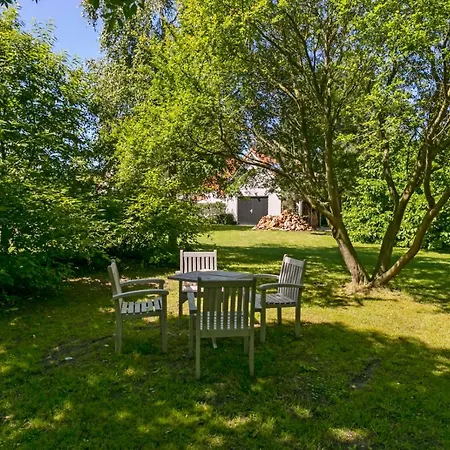 Dijkstelweg: Beachside Retreat With Spacious Garden *